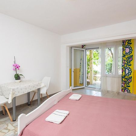 Apartments Roza أوميس المظهر الخارجي الصورة