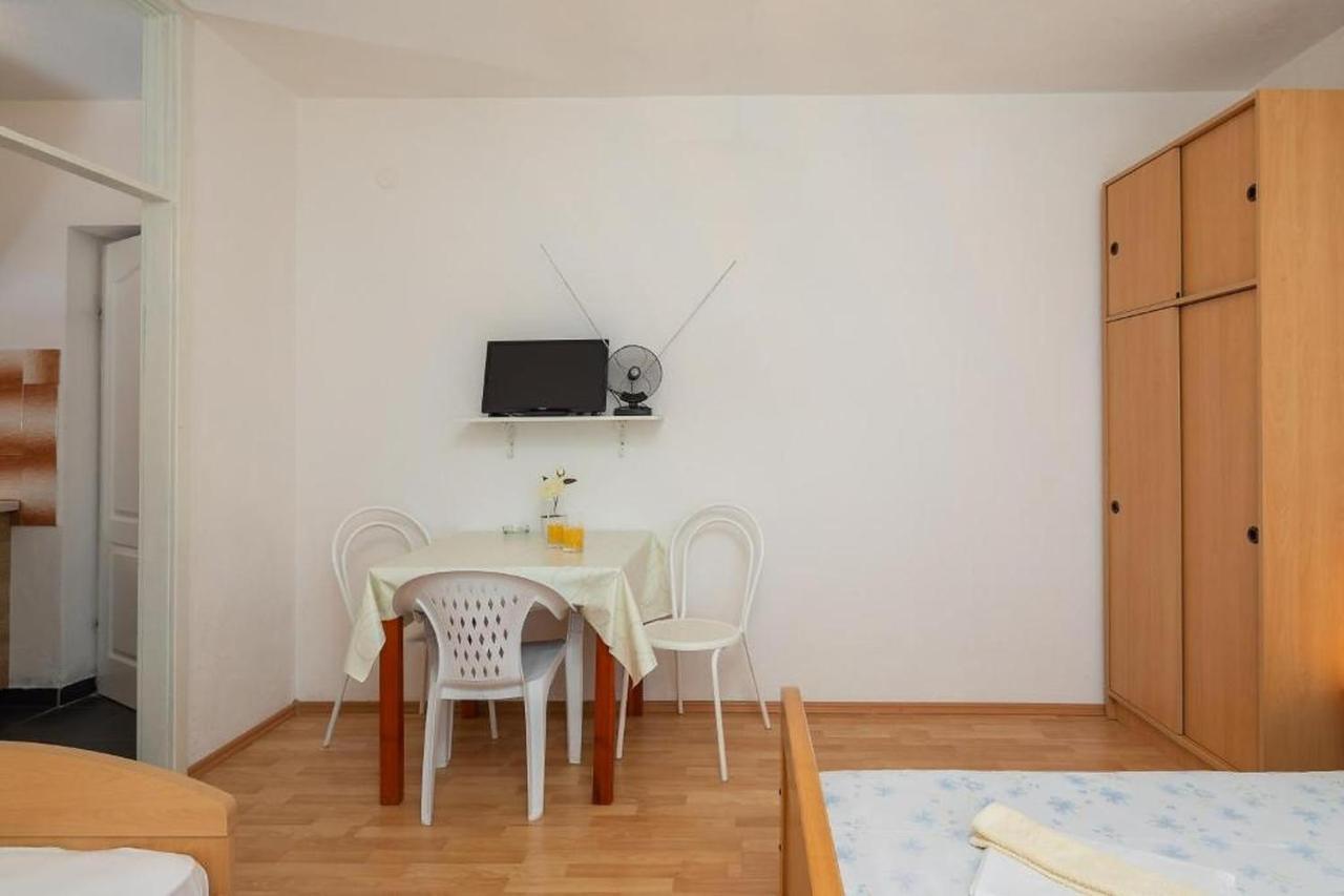 Apartments Roza أوميس المظهر الخارجي الصورة