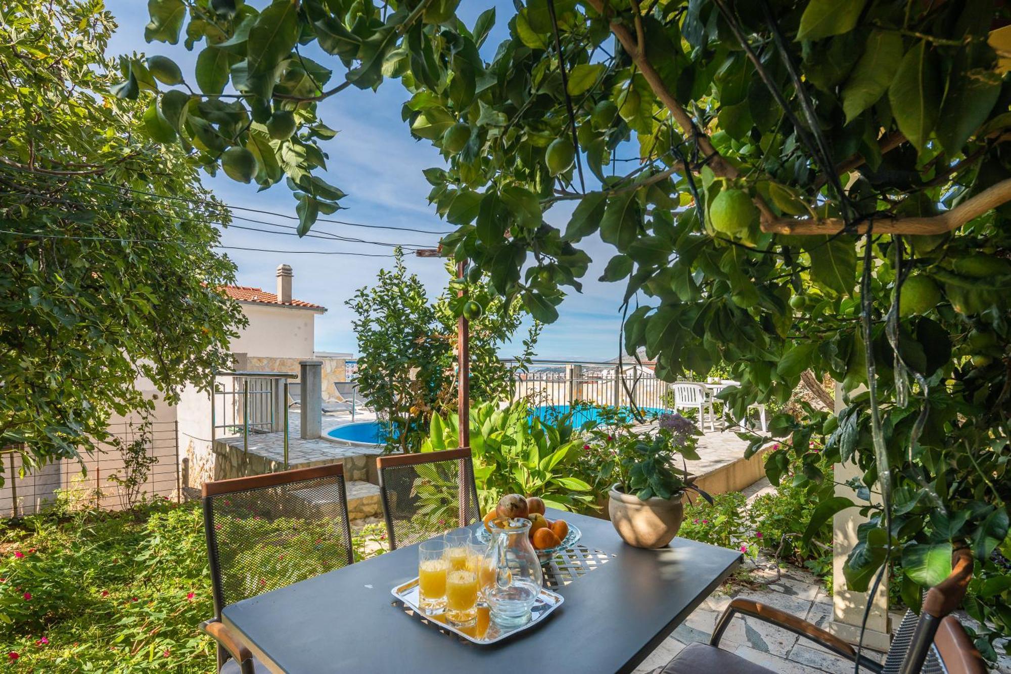 Apartments Roza أوميس المظهر الخارجي الصورة