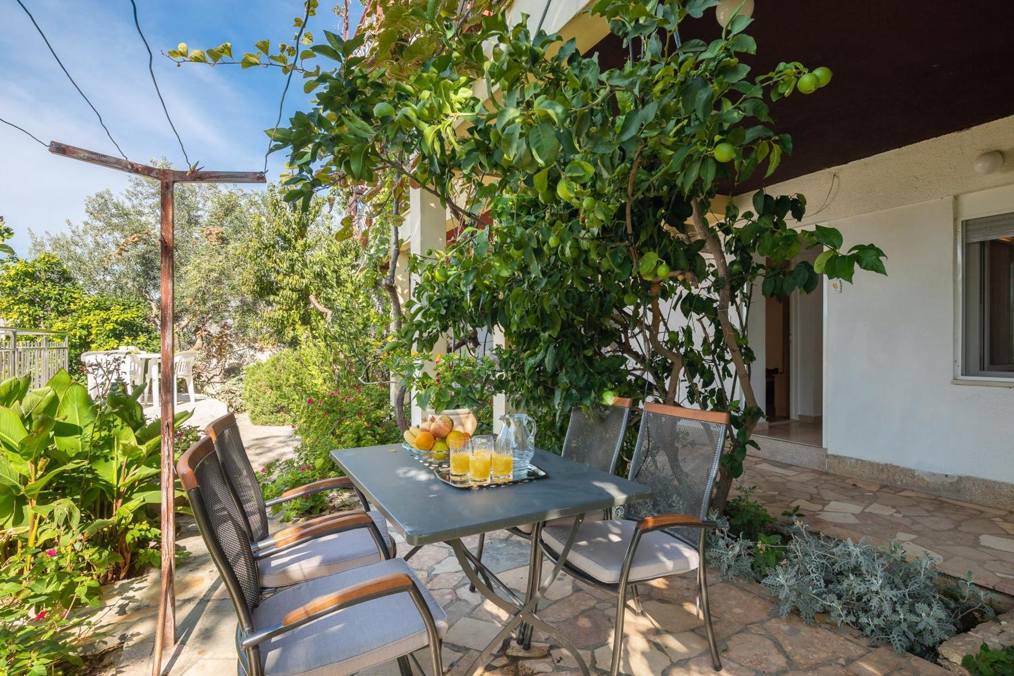 Apartments Roza أوميس المظهر الخارجي الصورة