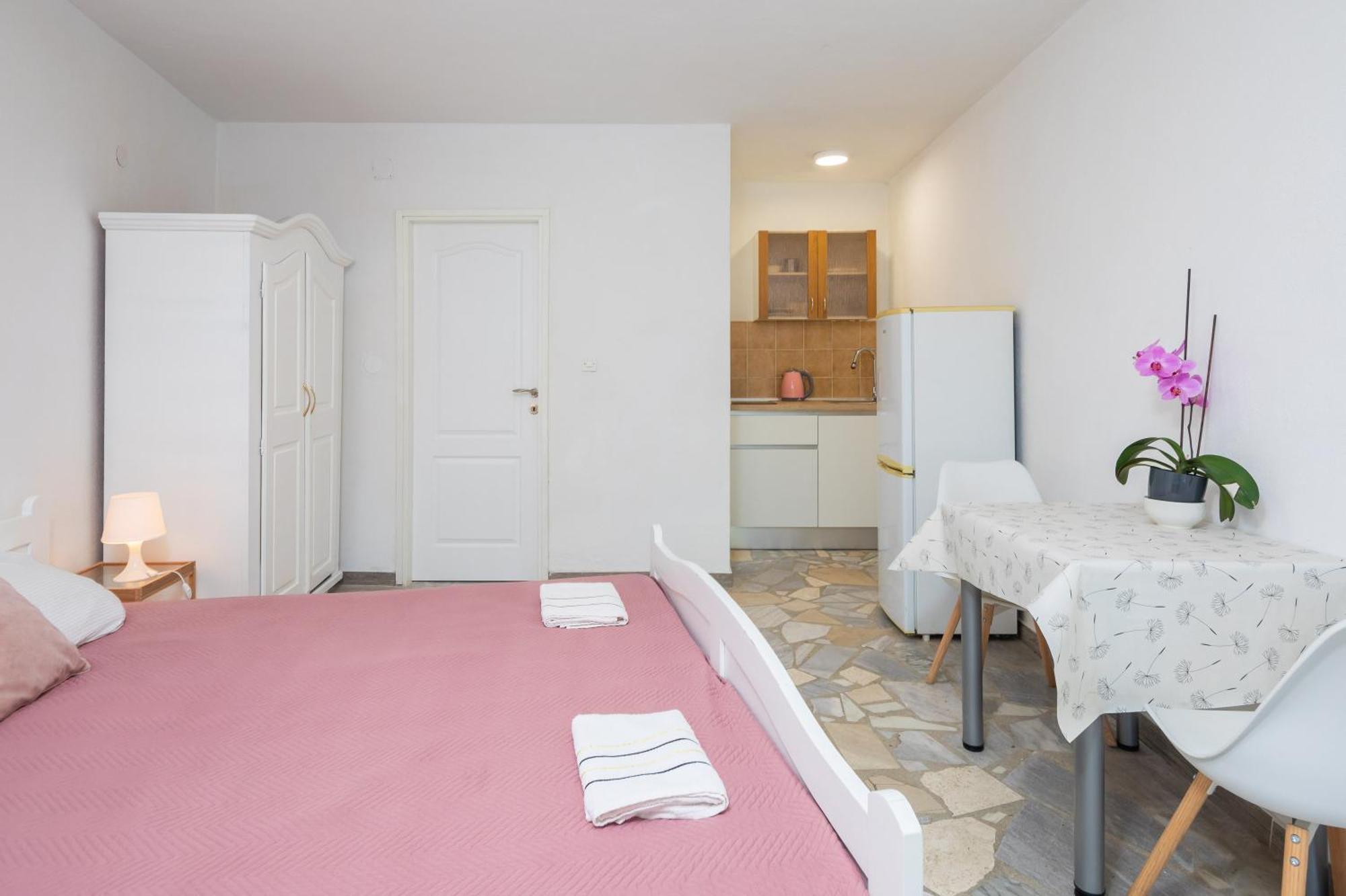 Apartments Roza أوميس المظهر الخارجي الصورة