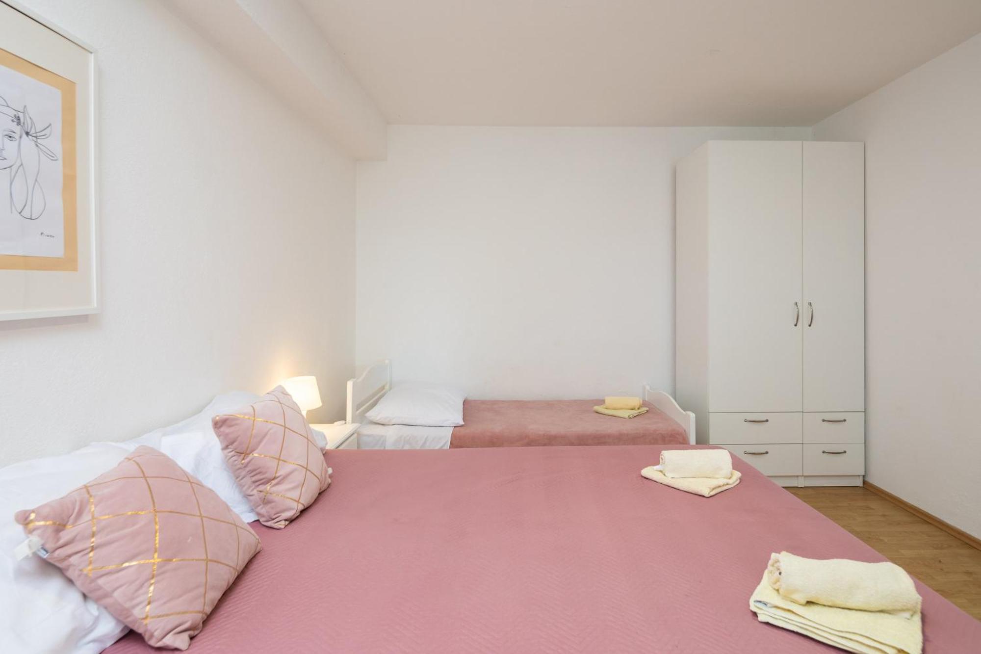 Apartments Roza أوميس المظهر الخارجي الصورة