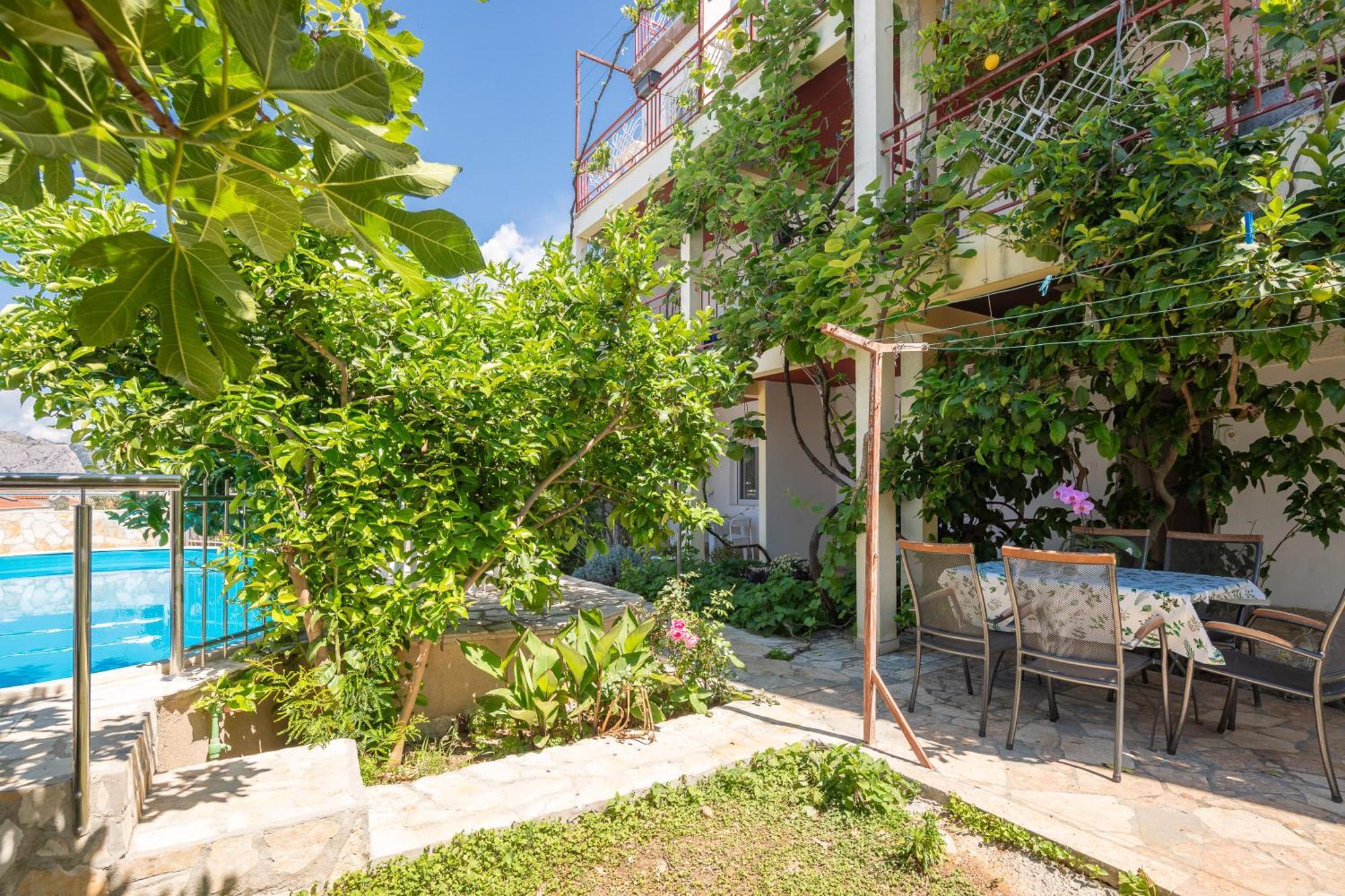 Apartments Roza أوميس المظهر الخارجي الصورة