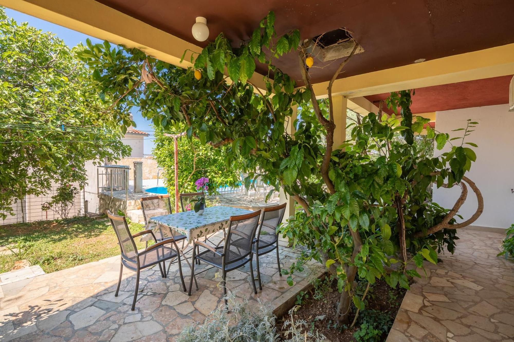 Apartments Roza أوميس المظهر الخارجي الصورة